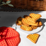 ⁦قالب سيليكون مقسم الي 5 اجزاء لعمل الوافل والبسكويت والبان كيك قابل للدخول في المايكرويف والفرن⁩ - الصورة ⁦5⁩