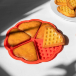 ⁦قالب سيليكون مقسم الي 5 اجزاء لعمل الوافل والبسكويت والبان كيك قابل للدخول في المايكرويف والفرن⁩ - الصورة ⁦6⁩