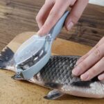 ⁦مبشرة لتنظيف وازالة قشر السمك بمقبض لسهولة الاستخدام⁩ - الصورة ⁦8⁩