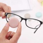 ⁦مساحة محمولة لتنظيف شاشة الموبايل والنظارات شكل ماكرون⁩ - الصورة ⁦2⁩