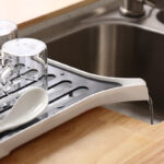 ⁦مصفاة بلاستيك 2*1 قابلة للفك و التركيب لتصفية الاطباق و الاكواب  بفتحة لتصريف المياه بسهولة⁩ - الصورة ⁦2⁩