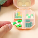 ⁦منظم يومي محمول لحبوب الدواء و الفيتامينات 6 خانات مناسب للخروج و السفر⁩ - الصورة ⁦3⁩