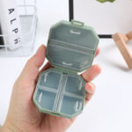 ⁦منظم يومي محمول لحبوب الدواء و الفيتامينات 6 خانات مناسب للخروج و السفر⁩ - الصورة ⁦6⁩