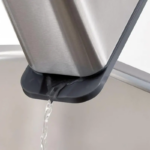 ⁦حامل ومصفاة للمعالق والشوك والسكاكين بقاعدة قابلة للفك لتصفية المياة⁩ - الصورة ⁦4⁩