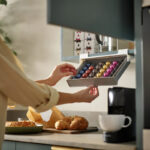 ⁦اندر شيلف منظم لكبسولات القهوة 6 خانات⁩ - الصورة ⁦2⁩