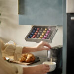 ⁦اندر شيلف منظم لكبسولات القهوة 6 خانات⁩ - الصورة ⁦3⁩