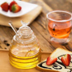 ⁦برطمان عسل زجاج مع معلقة وغطاء شكل نحلة 450 مللي⁩ - الصورة ⁦2⁩