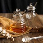 برطمان عسل زجاج مع معلقة وغطاء شكل نحلة 450 مللي