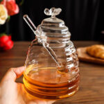 ⁦برطمان عسل زجاج مع معلقة وغطاء شكل نحلة 450 مللي⁩ - الصورة ⁦3⁩