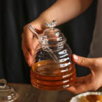 ⁦برطمان عسل زجاج مع معلقة وغطاء شكل نحلة 450 مللي⁩ - الصورة ⁦4⁩