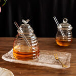 ⁦برطمان عسل زجاج مع معلقة وغطاء شكل نحلة 450 مللي⁩ - الصورة ⁦5⁩