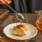 ⁦برطمان عسل زجاج مع معلقة وغطاء شكل نحلة 450 مللي⁩ - الصورة ⁦6⁩