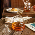 ⁦برطمان عسل زجاج مع معلقة وغطاء شكل نحلة 450 مللي⁩ - الصورة ⁦7⁩