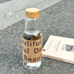 ⁦زجاجة مياه 500 ملي بكفر جلد وغطاء خشبي محكم الغلق⁩ - الصورة ⁦3⁩