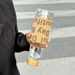 ⁦زجاجة مياه 500 ملي بكفر جلد وغطاء خشبي محكم الغلق⁩ - الصورة ⁦4⁩