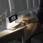 ⁦منبه وساعة ديجيتال ذكي مدمج بشاحن وايرلس وإضاءة ليلة⁩ - الصورة ⁦2⁩