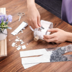 ⁦شريط زجاجي ذاتي اللصق بطول 1 متر*4سم لتزيين الحوائط والمرايات باللون الفضي.⁩ - الصورة ⁦3⁩