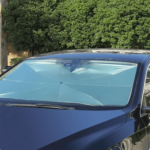 ⁦شماسة سيارة بفتحة على المرآة لتثبيتها بسهولة بنسبة عزل للحرارة 90٪ لحماية السيارة من اشعة الشمس قابل للطي⁩ - الصورة ⁦11⁩