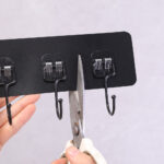 ⁦شماعة حوائط ذاتية اللصق ب 6 هوك معدن لتعليق أدوات المطبخ والحمام⁩ - الصورة ⁦3⁩