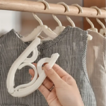 ⁦شماعة ملابس بلاستيكية قابلة للطي محمولة لوقت السفر والرحلات⁩ - الصورة ⁦4⁩