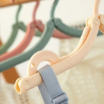 ⁦شماعة ملابس بلاستيكية قابلة للطي محمولة لوقت السفر والرحلات⁩ - الصورة ⁦2⁩