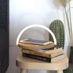 ⁦(2*1)كشاف مكتب خشبي تاتش مع شاحن موبايل لاسلكي سريع⁩ - الصورة ⁦2⁩