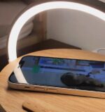 ⁦(2*1)كشاف مكتب خشبي تاتش مع شاحن موبايل لاسلكي سريع⁩ - الصورة ⁦6⁩