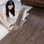 ⁦بديل الباركية االلاصق مقاس 7.5 * 45 سم  4 قطع لتجديد ديكور المنزل باللون البني الداكن⁩ - الصورة ⁦7⁩