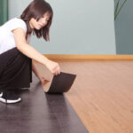 ⁦بديل الباركية اللاصق مقاس 7.5 * 45 سم 4 قطع لتجديد ديكور المنزل باللون البني الفاتح⁩ - الصورة ⁦2⁩