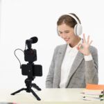 ⁦ترايبود لحمل الموبايل وتصوير الفيديوهات باضاءة وميكروفون عالي الجودة  مع جهاز تحكم عن بعد⁩ - الصورة ⁦3⁩