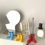 ⁦حامل سيليكون للاقلام و الموبيل و لفرش الأسنان على شكل حذاء المطر⁩ - الصورة ⁦10⁩