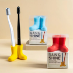 ⁦حامل سيليكون للاقلام و الموبيل و لفرش الأسنان على شكل حذاء المطر⁩ - الصورة ⁦11⁩