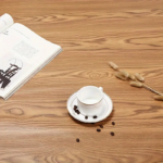 ⁦رول استيكر لاصق شكل خشبي باللون البني  لتجديد ديكور الحوائط والاثاث⁩ - الصورة ⁦3⁩