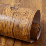 ⁦رول استيكر لاصق شكل خشبي باللون البني  لتجديد ديكور الحوائط والاثاث⁩ - الصورة ⁦4⁩