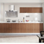 ⁦رول استيكر لاصق شكل خشبي باللون البني  لتجديد ديكور الحوائط والاثاث⁩ - الصورة ⁦6⁩