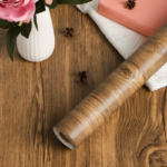 ⁦رول استيكر لاصق شكل خشبي باللون البني  لتجديد ديكور الحوائط والاثاث⁩ - الصورة ⁦8⁩