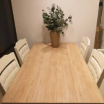 ⁦رول استيكر لاصق شكل خشبي باللون البيج لتجديد ديكور المطبخ⁩ - الصورة ⁦3⁩