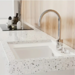 ⁦رول استيكر لاصق شكل جرانيت باللون الابيض لتجديد ديكور المطبخ⁩ - الصورة ⁦7⁩