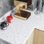 ⁦رول استيكر لاصق شكل جرانيت باللون الابيض لتجديد ديكور المطبخ⁩ - الصورة ⁦10⁩