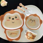 ⁦طقم طعام للاطفال 5 قطع شكل قرد لطيف⁩ - الصورة ⁦2⁩