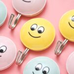 طقم هوك لاصق 2 قطعة شكل سمايل فيس لتعليق المفاتيح والكابات - الصورة 2