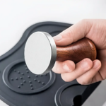 ⁦مكبس اسبريسو ستانلس ستيل بمقبض خشبي⁩ - الصورة ⁦2⁩