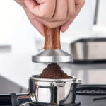 ⁦مكبس اسبريسو ستانلس ستيل بمقبض خشبي⁩ - الصورة ⁦3⁩