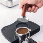 ⁦مكبس اسبريسو ستانلس ستيل بمقبض خشبي⁩ - الصورة ⁦9⁩