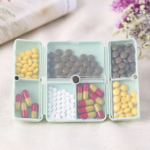 ⁦منظم يومي للأدوية و الفيتامينات مقسم 7 خانات بغطاء محكم الغلق⁩ - الصورة ⁦3⁩