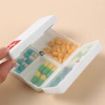 ⁦منظم يومي للأدوية و الفيتامينات مقسم 7 خانات بغطاء محكم الغلق⁩ - الصورة ⁦6⁩