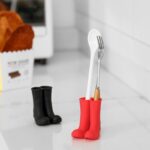 ⁦حامل سيليكون للاقلام و الموبيل و لفرش الأسنان على شكل حذاء المطر⁩ - الصورة ⁦4⁩