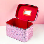 ⁦شنط ميكاب 3 قطع لحمل وتنظيم ادوات المكياج مزينة باللون الموف⁩ - الصورة ⁦3⁩