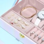 صندوق جلد بمرآة لتنظيم الإكسسوارات والمجوهرات بغطاء محكم الغلق - الصورة 2