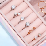 صندوق جلد بمرآة لتنظيم الإكسسوارات والمجوهرات بغطاء محكم الغلق - الصورة 3